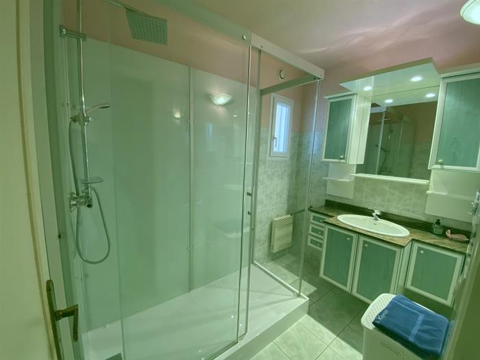 15-Dinard-gîte10 personnes-Le Clos Brizeux-Salle d'eau RdC, grande douche - 