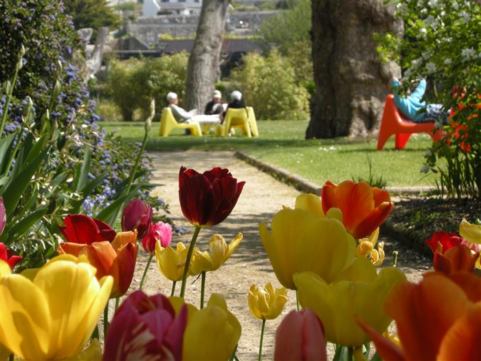 Les jardins de l'Abbaye, hâvre de paix et de quiétude, café terrasse - ©Côtes d'Armor Développement