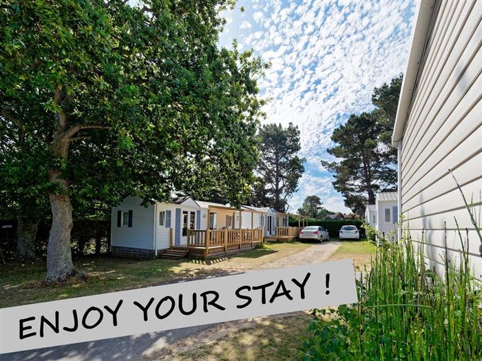 4 - Allée mobil-homes - ©CampinglaTouesse