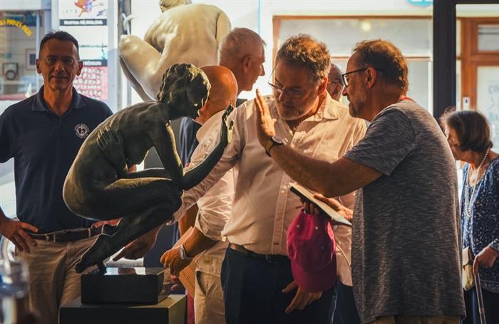 4 Visiteurs autour d'un bronze Galerie Calderone Dinard - © Jean-Christophe Mahé