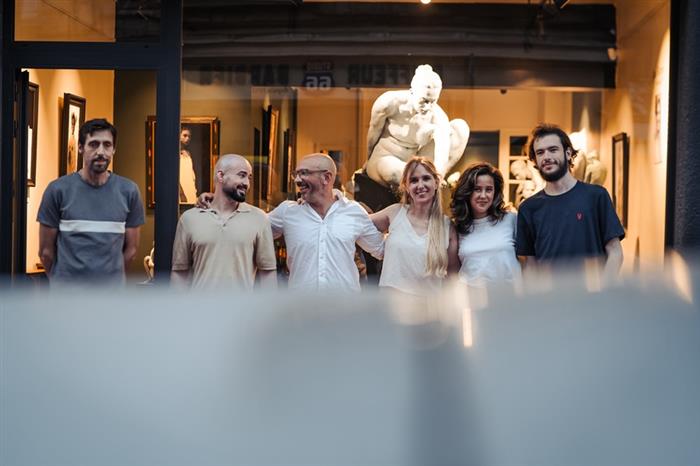 5 L'équipe et les artistes devant la Galerie Calderone Dinard - © Jean-Christophe Mahé