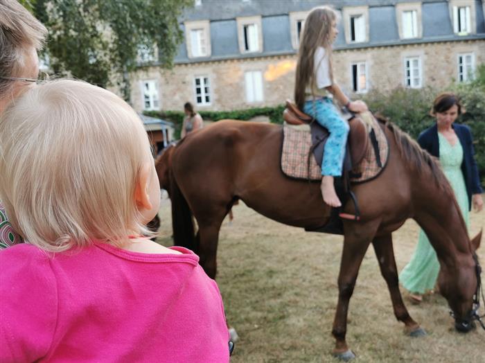 Accueil des chevaux et cavaliers à l'Abbaye - © Abbaye St-JAcut