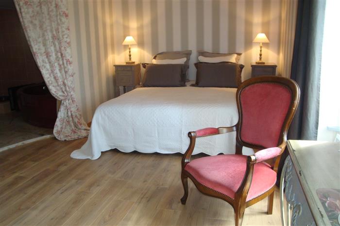Au-Jardin-d-Eloise-Bourchenin-Corinne-et-Philippe-Tremereuc-chambre-double-chaise-vue-1 - © Philippe Bourchenin - 2018