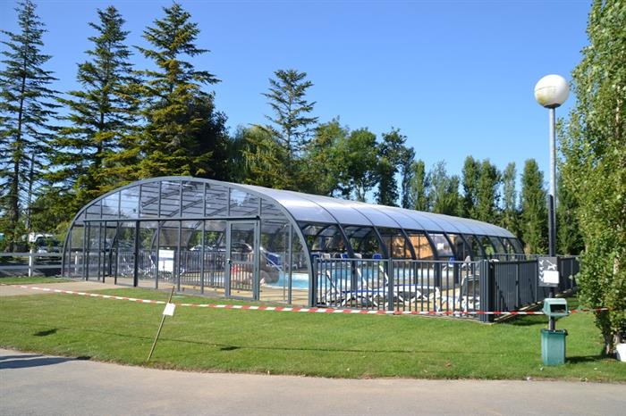 Camping-Le-Villeu-Lancieux-piscine-vue-exterieure - ©Camping le Villeu