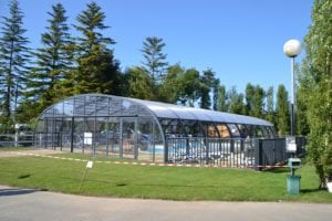 Camping-Le-Villeu-Lancieux-piscine-vue-exterieure - ©Camping le Villeu