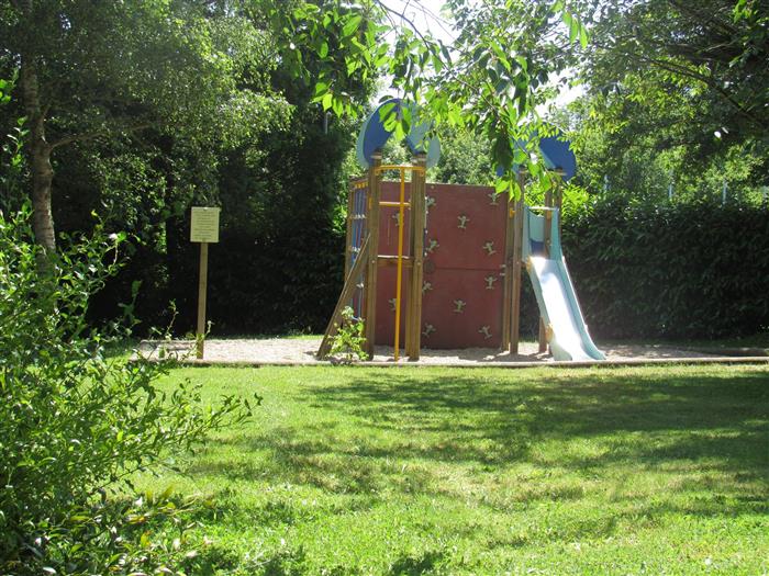 Camping-Les-Etangs-La-Richardais-aire-de-jeux - ©Camping les Étangs