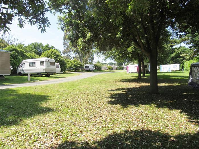 Camping-Les-Etangs-La-Richardais-emplacement-camping-car - ©Camping les Étangs