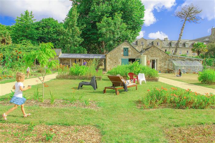 Enfant jardin - © Abbaye St-JAcut