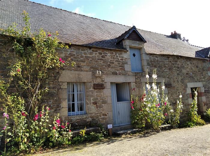 L'hôté, vue cour - ferme d'antan