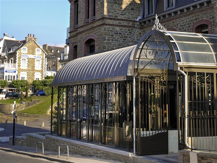 Hotel-Royal-Emeraude-Dinard-facade-entree - ©Hôtel Royal Émeraude