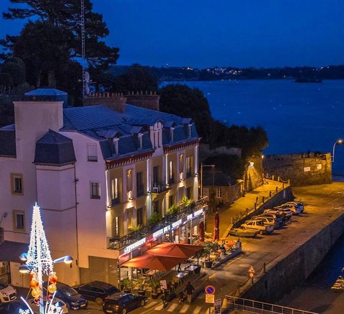 Hotel-de-la-Vallee-Dinard-vue-aerienne-nuit-2 - ©Hoteldelavallee