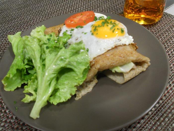 L-Hermine-Saint-Briac-sur-Mer-galette-oeuf--a-cheval - ©lhermine