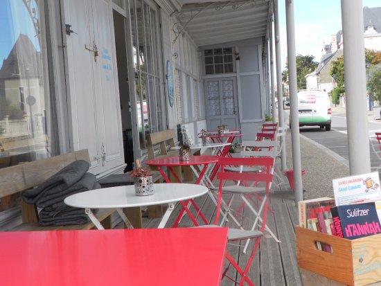 Le Petit St-Lu Saint-Lunaire tables et livres - ©Lepetitstlu