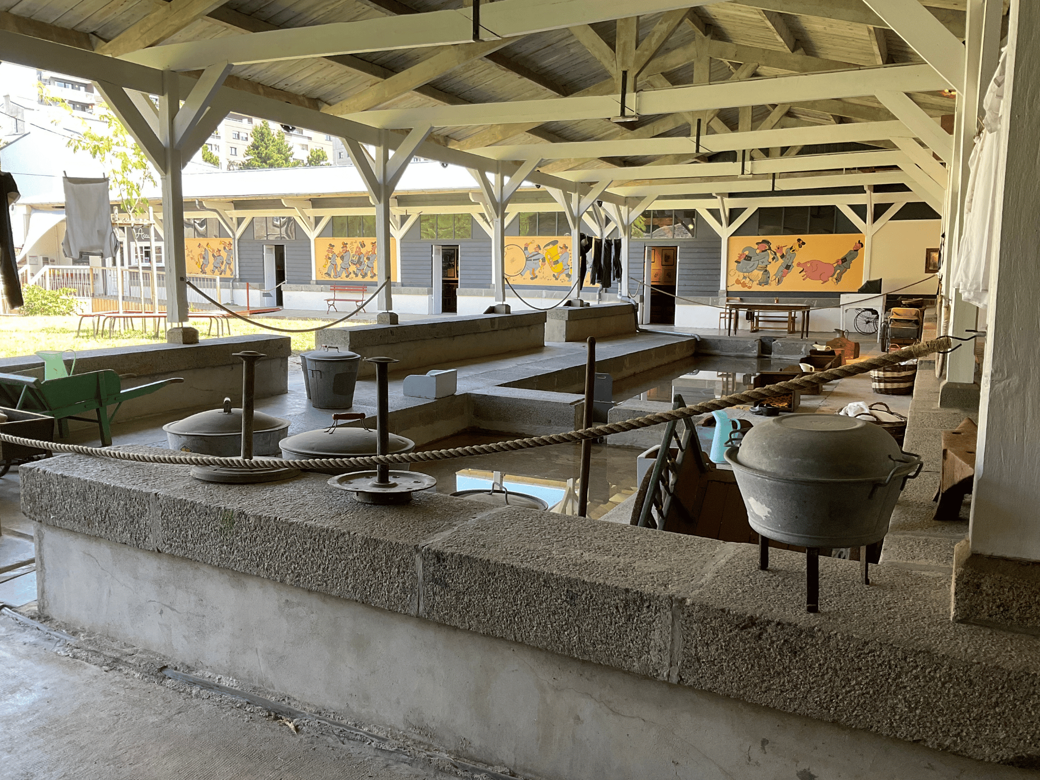Le lavoir d’autrefois et la fresque de Pierre Péron réalisée par E.Jolivet et G.Duval.