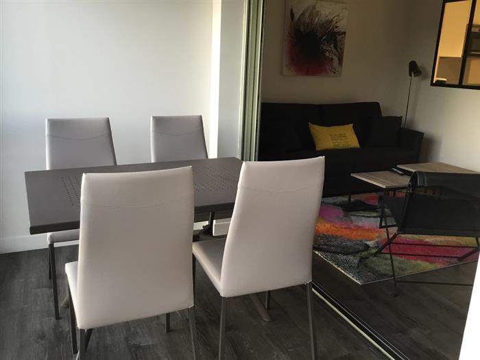 Madame-et-Monsieur-Brehault-Jean-Rene-salon-chaises-et-table - ©M. et Mme Bréhault