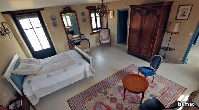 Manoir-du-Clos-Clin---Macquart-de-Terline-Guy-chambre-double-lit-bleu-vue-haut-3 - Tous droits réservés