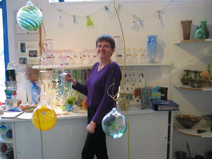 Martine Durand-Gasselin, souffleuse de verre à Saint-Méloir-des-Ondes - © HERVO JOCELYNE
