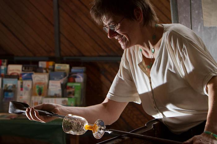 Martine Durand-Gasselin, souffleuse de verre à Saint-Méloir-des-Ondes - © Francois Golfier