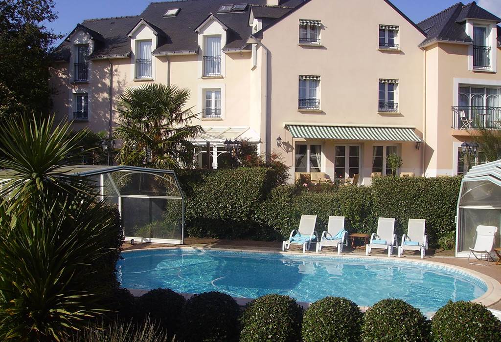 HOTEL LE PARC ER GREO ARRADON GOLFE DU MORBIHAN COTE PISCINE COUVERTE OU DECOUVERTE