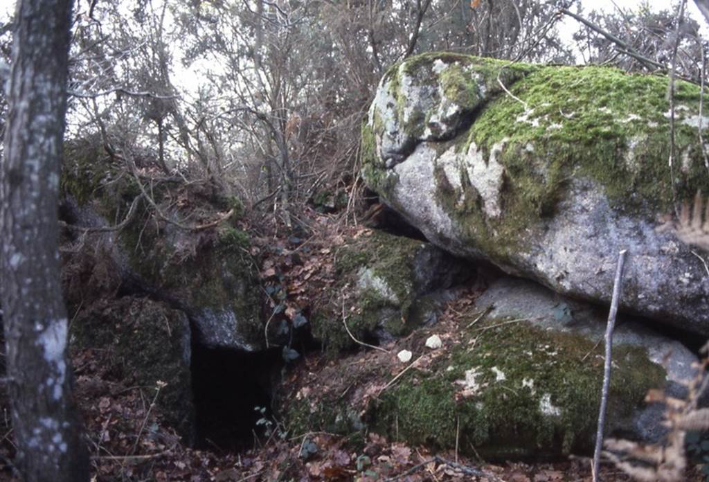 Sépulture sous roche du Men Guen Lanvaux morbihan bretagne-sud